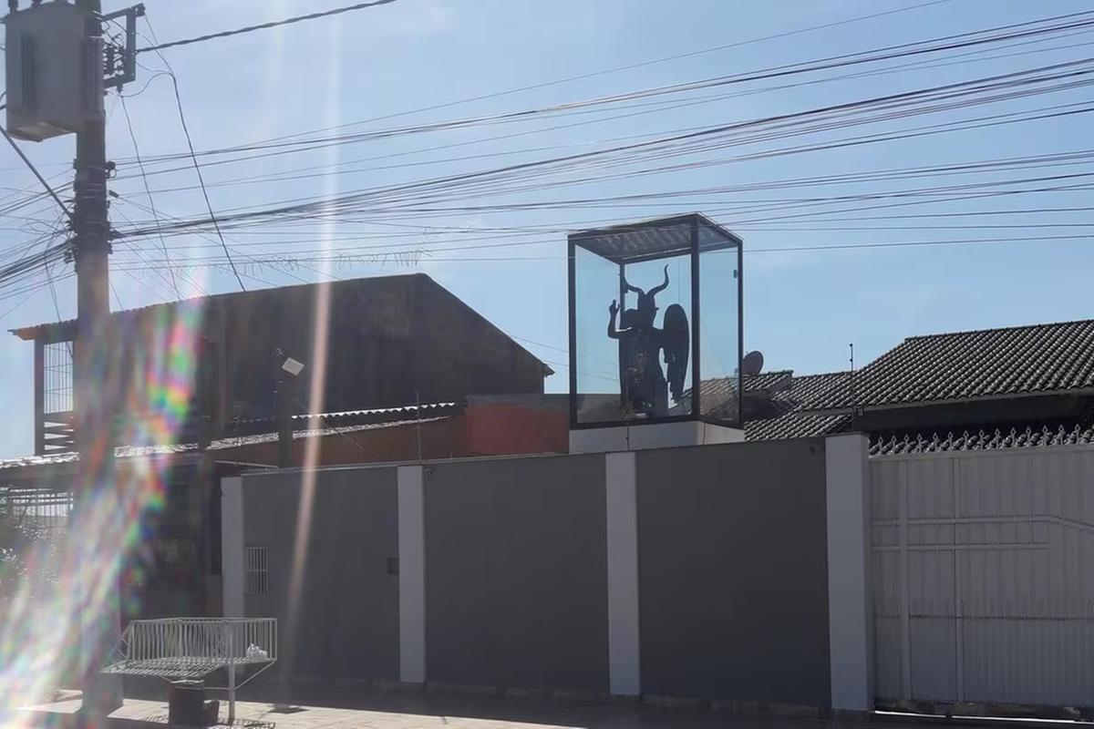 Estátua está localizada em uma rua da cidade de Alvorada no Rio Grande do Sul (Foto/Reprodução/ Twitter @ivandiariamente)