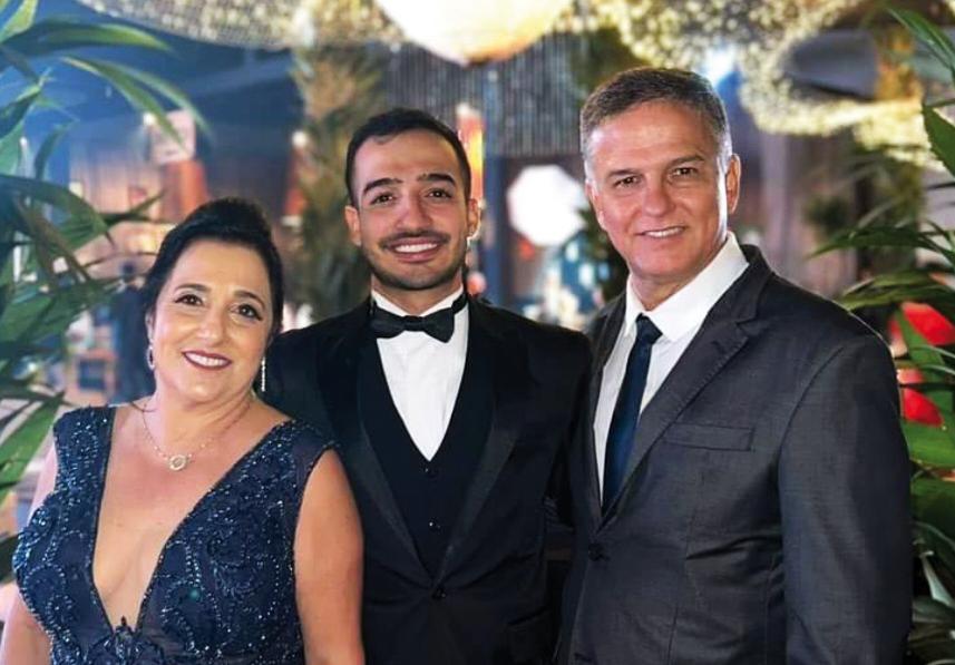 Em Ribeirão Preto, o casal Claudia e André Jerônimo festejando a formatura do filho Bruno em Direito (Foto/Arquivo Pessoal)