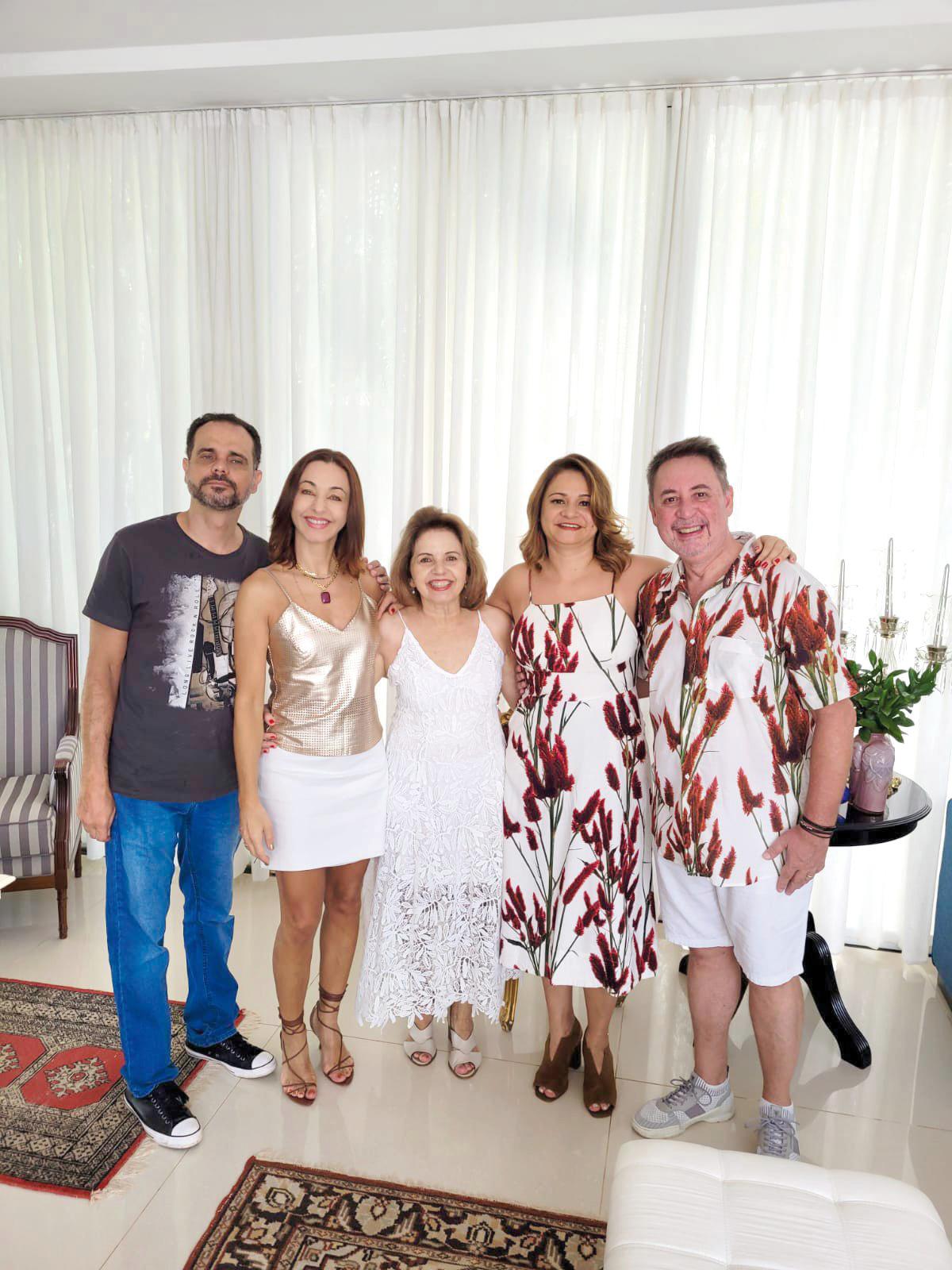 Anfitriã perfeita em todos os quesitos, Lígia Lima abriu as portas de sua bela residência para almoço privê com os filhos Cristiano, Luciana e Lara, na foto com seu marido Bauer (Foto/Arquivo Pessoal)