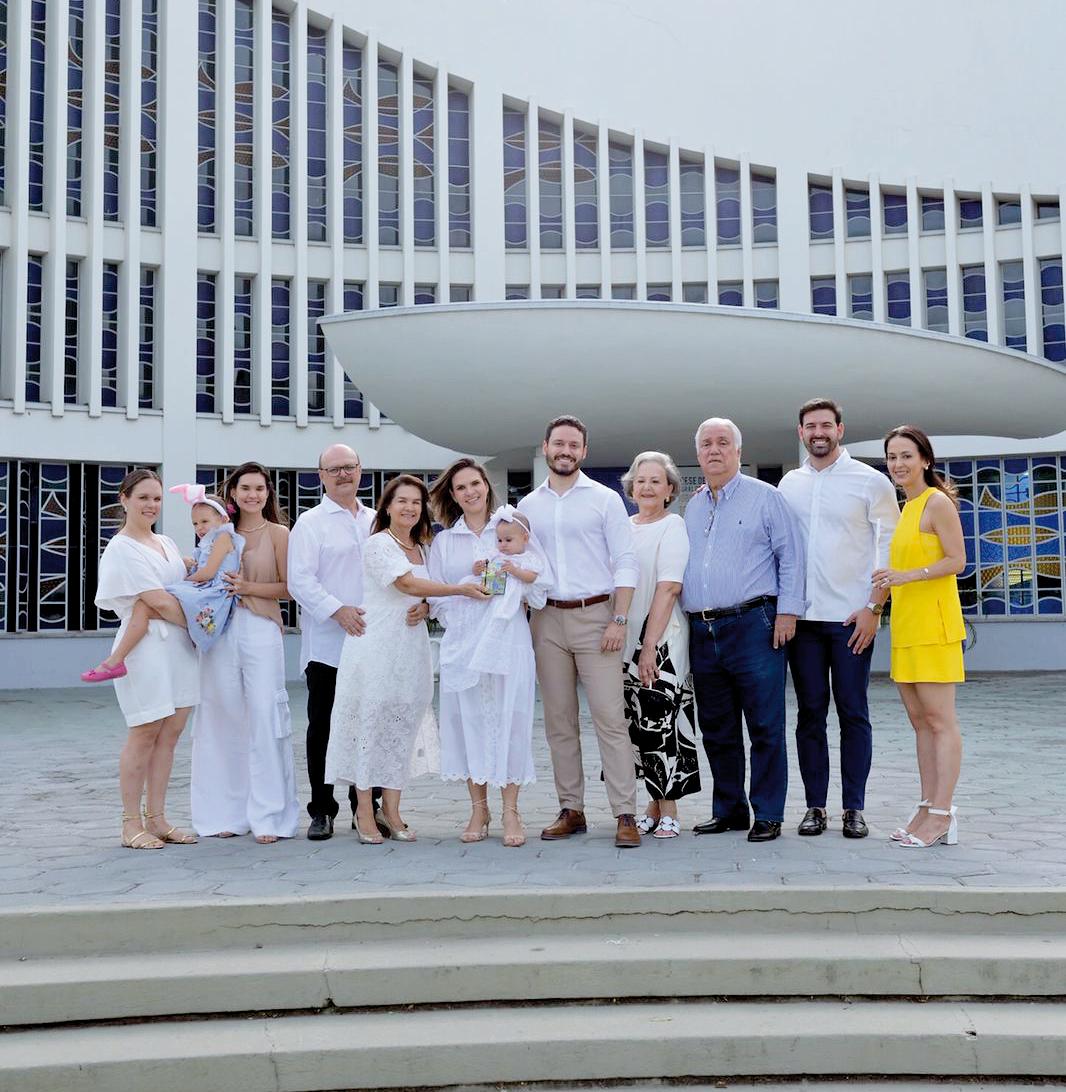 Família reunida no batizado em frente a Catedral (Foto/Arquivo Pessoal)