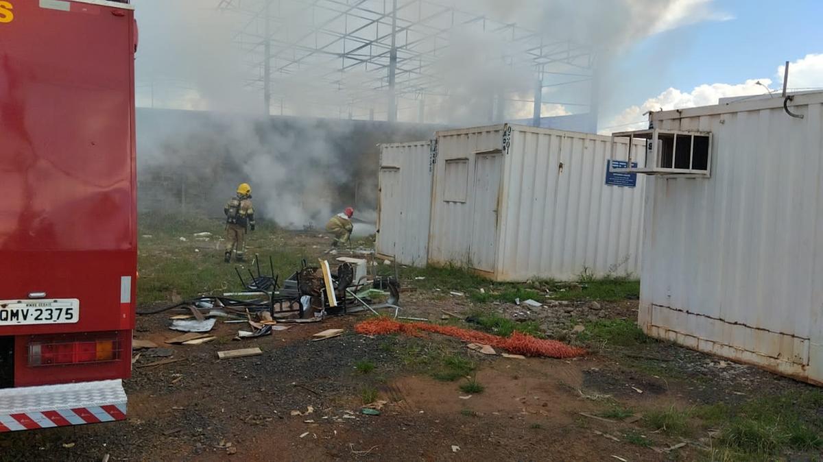 Produto estava em uma caixa de PVC de 500 litros e o fogo se alastrava rapidamente no lixo e já atingia um contêiner  (Foto/Divulgação)