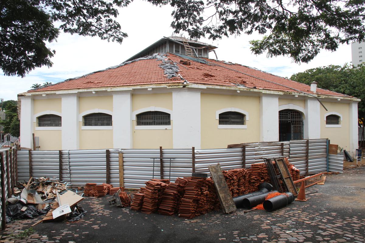 Nem mesmo o paliativo no telhado prometido pela Elis Construções foi providenciado, o que configura abandono de obra  (Foto/Jairo Chagas)