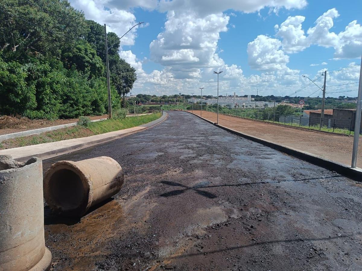 Com dia ensolarado nesta quarta-feira, a Sesurb não perdeu tempo e fez a imprimação do viaduto do Cyrela. Agora vai! (Foto/Reprodução)