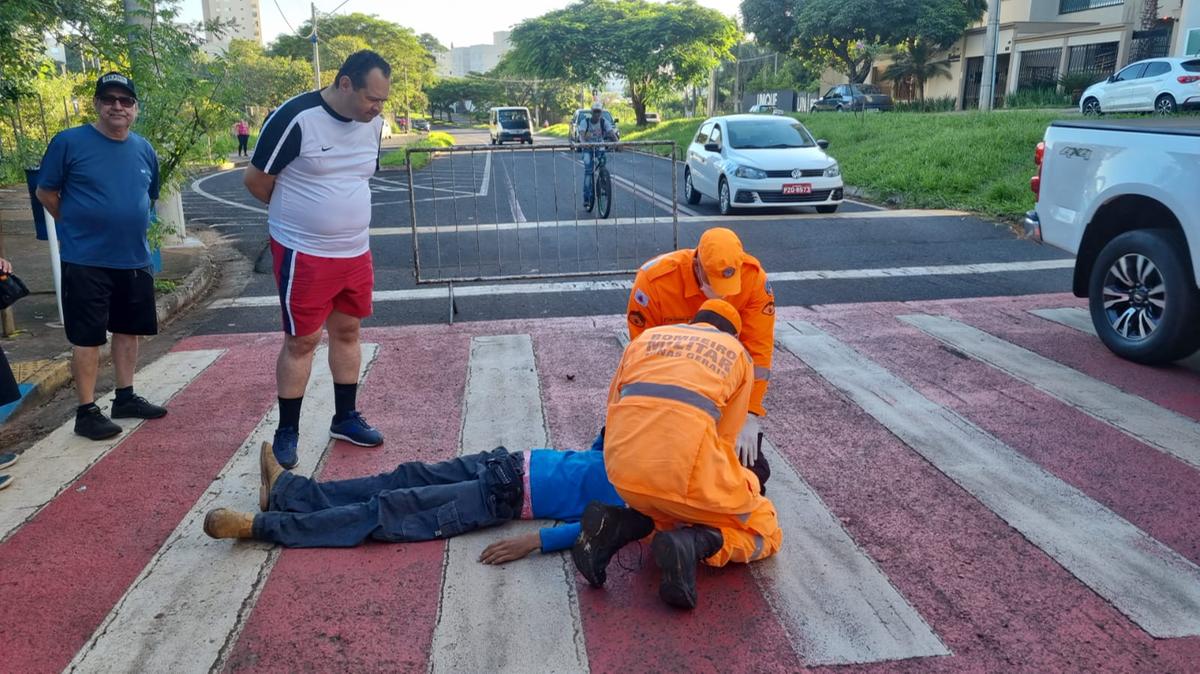 O jovem foi recebeu os primeiros socorros e foi encaminhado para o Hospital Regional (Foto/Divulgação/Corpo de Bombeiros)