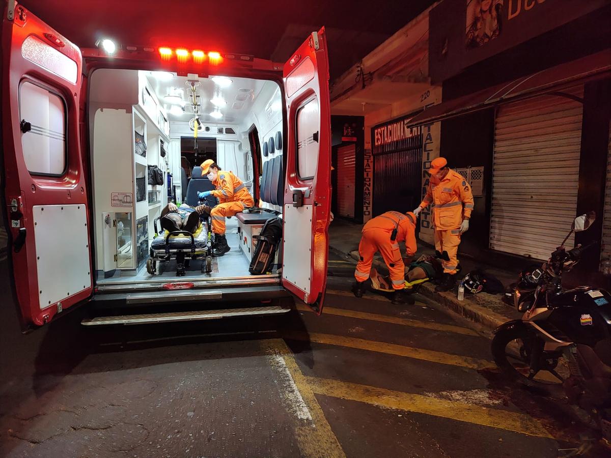 Ambos recebem os primeiros socorros e foram encaminhados para o Hospital Regional (Foto/Divulgação/Corpo de Bombeiros)