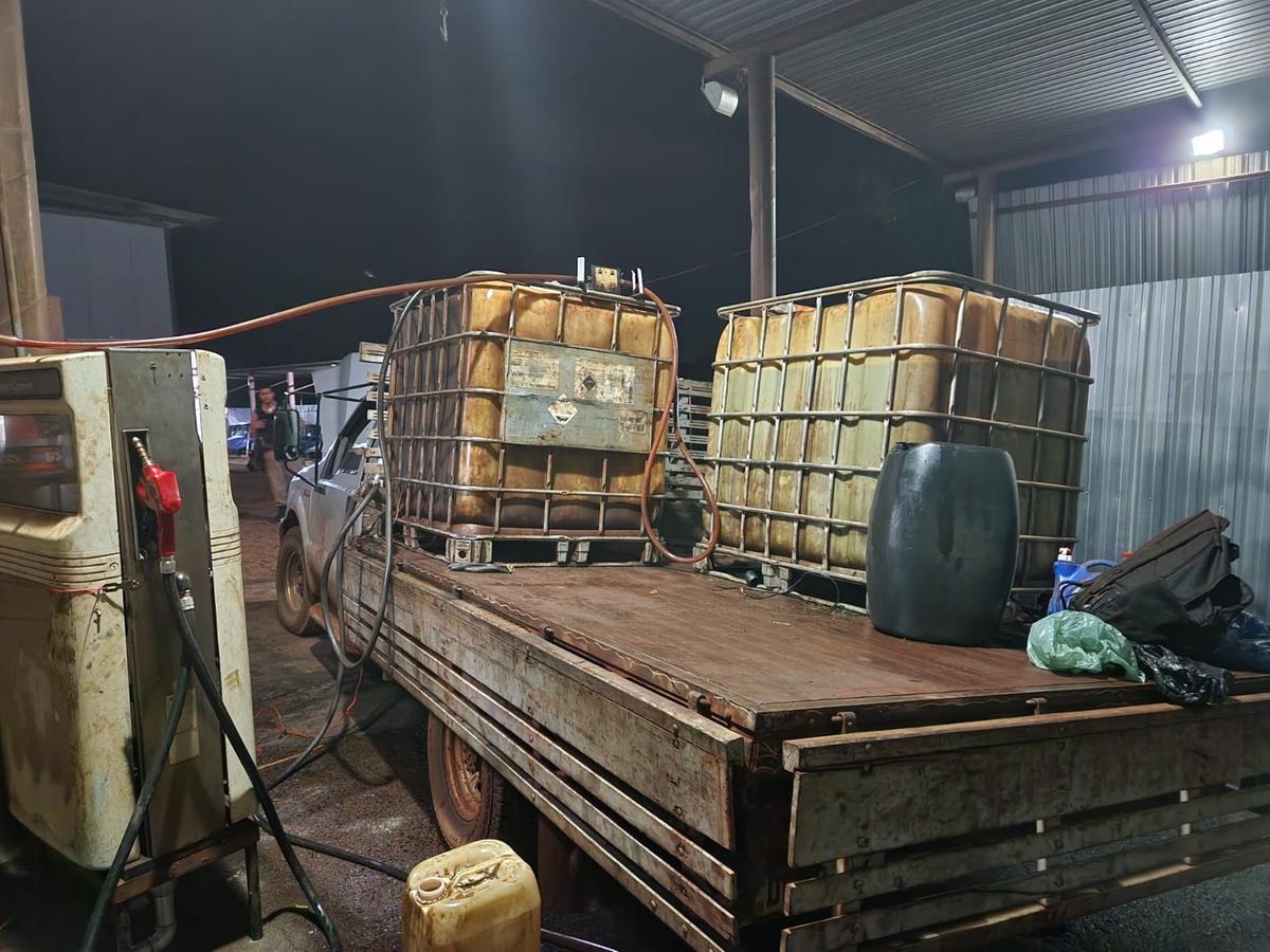 Os tanques foram encontrados sobre uma caminhonete e já conectados em reservatório de combustível dentro da empresa do acusado  (Foto/Divulgação)