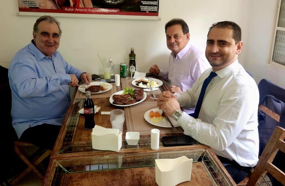 Aelton, almoçando com Nárcio Rodrigues e seu assessor Gustavo, continua transitando bem em Brasília (Foto/Divulgação)