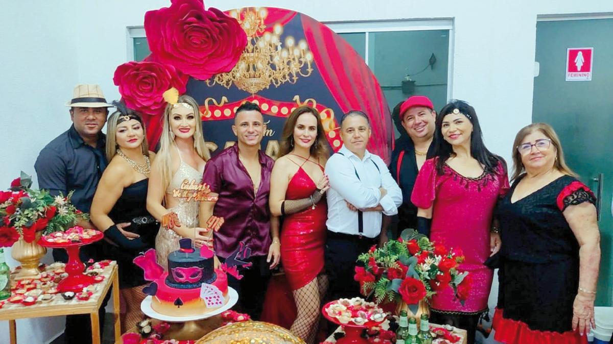 O festejado casal com a família dele, Deybe Junior, Viviane Salgado, Suely Silva Nogueira, Wagner Salvador dos Santos, Wanderson Delicio dos Santos, Mônica Contarim e sua mãe Lauri Salgado (Foto/Arquivo Pessoal)