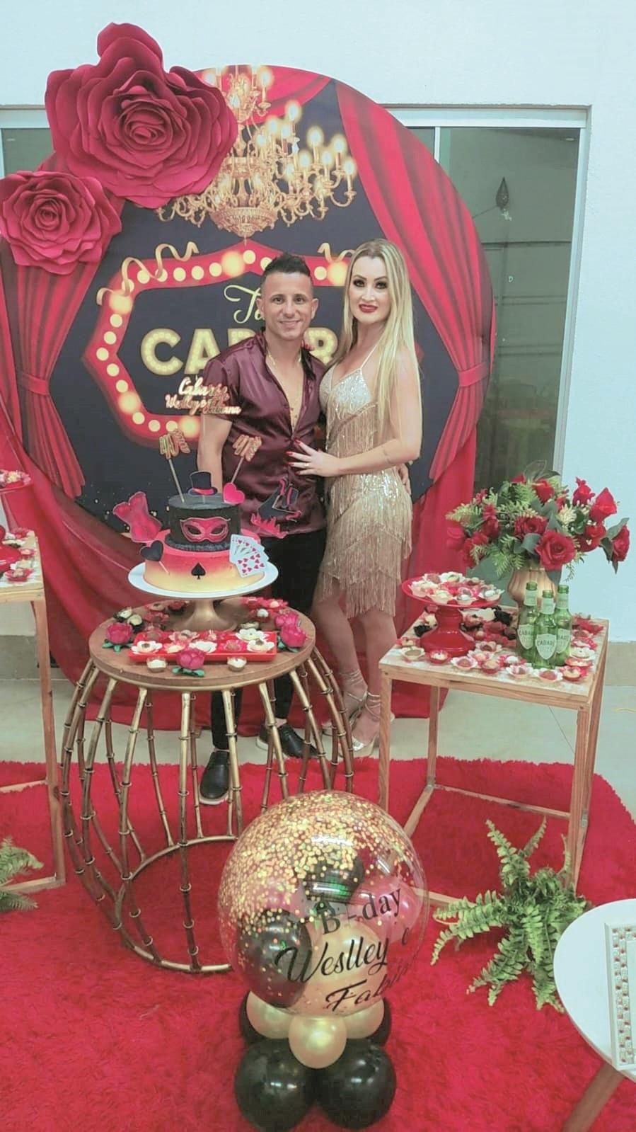 Weslley Delicio dos Santos e Fabiana Cristina de Almeida fizeram aniversário e receberam familiares e amigos em festa temática “Cabaré” e pra lá de animada (Foto/Arquivo Pessoal)