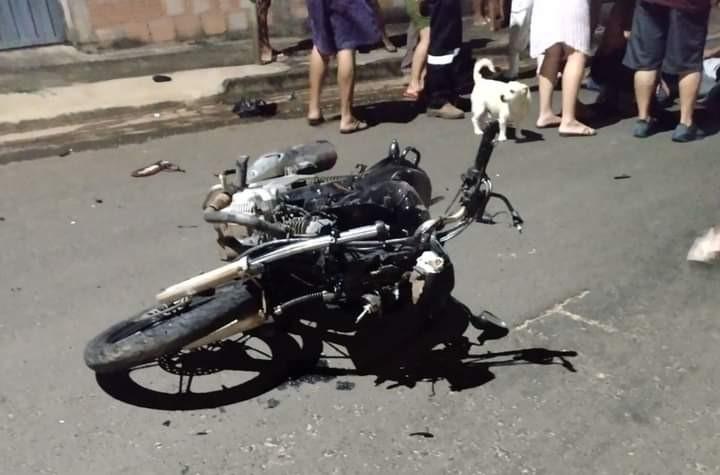 A motocicleta ficou muito danificada e o condutor, gravemente ferido, após a colisão ocorrida em cruzamento do Girassóis  (Foto/Divulgação)