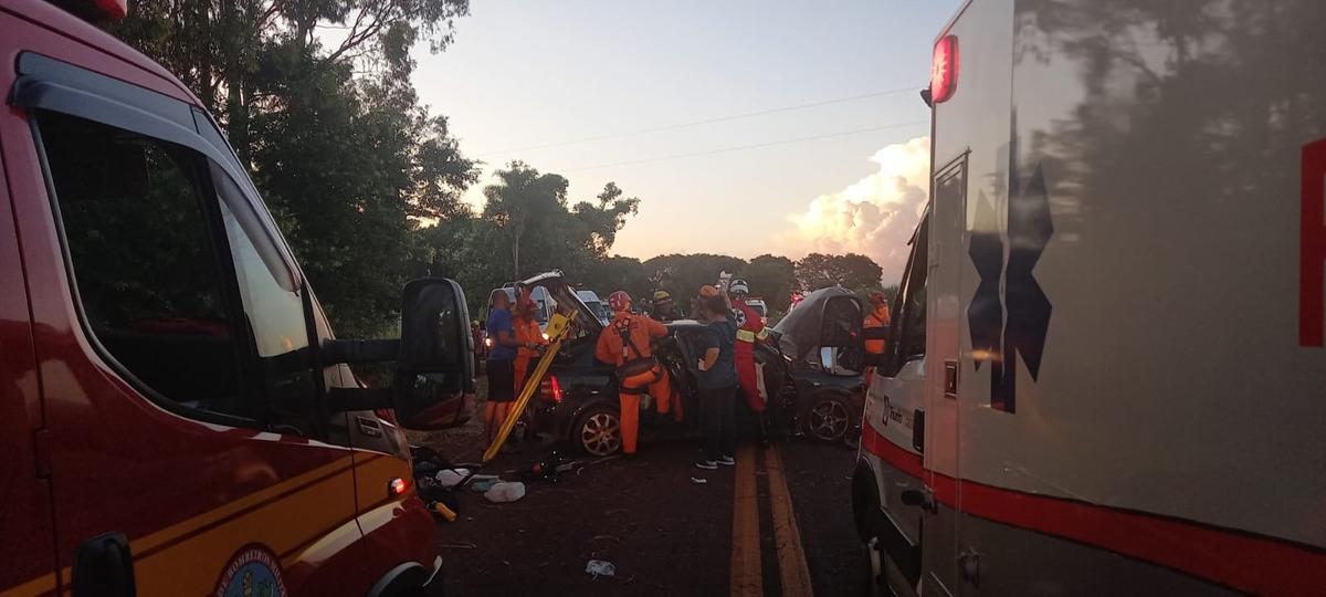 Colisão frontal próximo a Veríssimo (Foto/Corpo de Bombeiros)