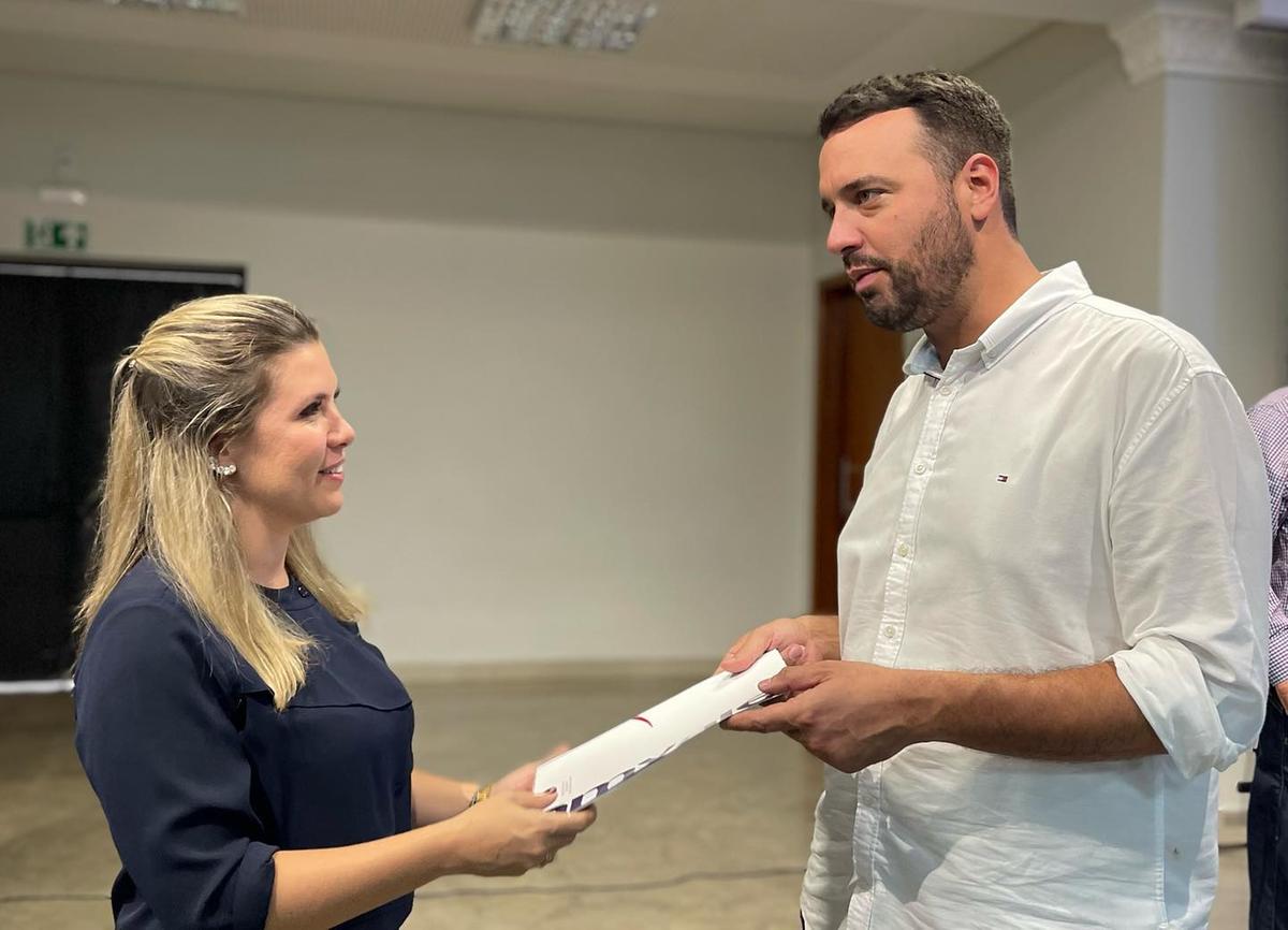 Prefeita Elisa Araújo participou da reunião de prefeitos em Planura e entregou reivindicações ao diretor geral do DER-MG, Rodrigo Tavares  (Foto/Divulgação)