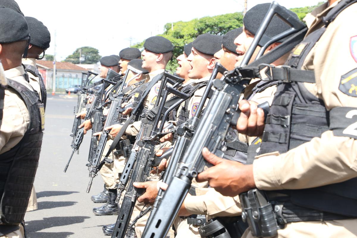 Durante a formatura, os policiais apresentaram na praça do Quartel manobras desenvolvidas durante o curso (Foto/Sérgio Teixeira/PMMG)