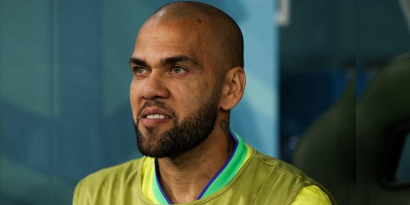 A presença de Daniel Alves no presídio movimenta um esquema da venda de camisas do Barcelona autografadas pelo brasileiro (Foto/Hizhao Wu/Getty Images)