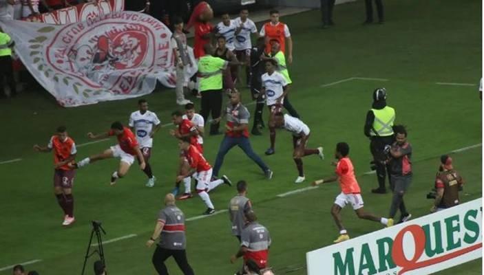 O torcedor foi e retirado do gramado junto com a criança, que permaneceu em seus braços durante todo o momento (Foto/Tomás Hammes/Agência Futebol Interior)