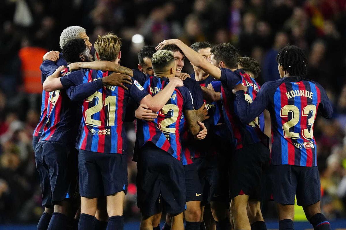 Jogadores do Barcelona (Foto/Enric Fontcuberta/EPA)