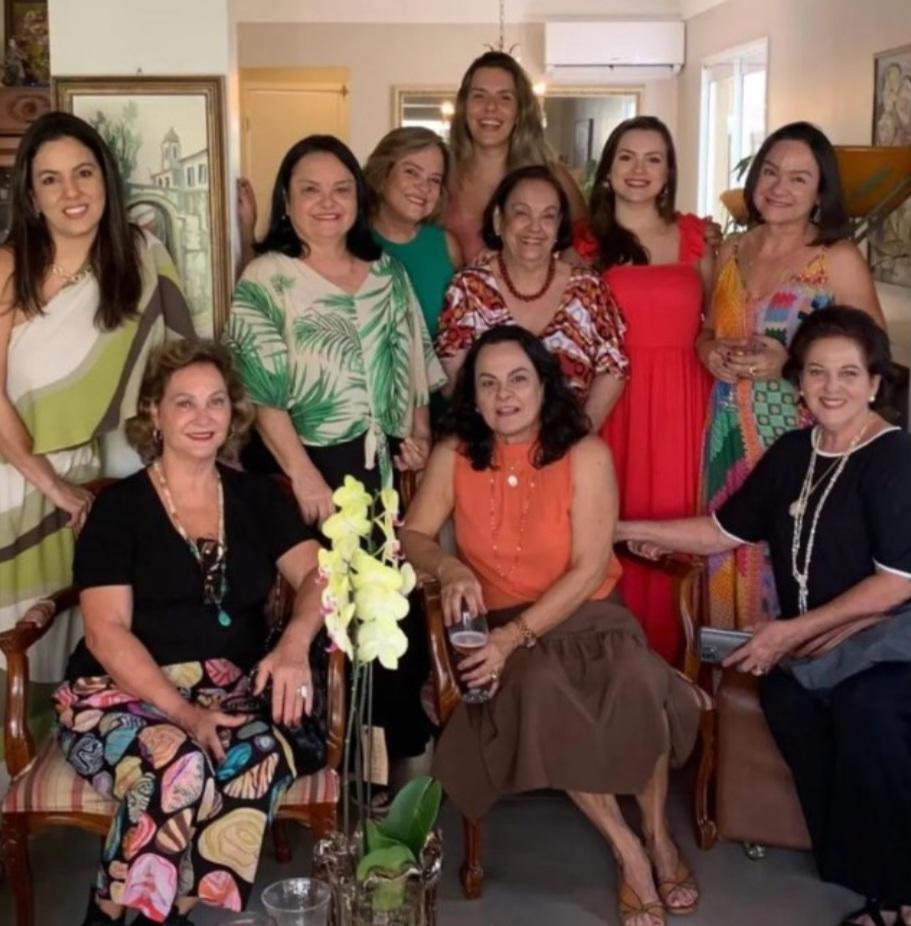 Quem também reuniu as mulheres da família para celebrar niver foi Mariana Prata Rezende, cercada pelas filhas, as irmãs e as primas (Foto/Arquivo Pessoal)