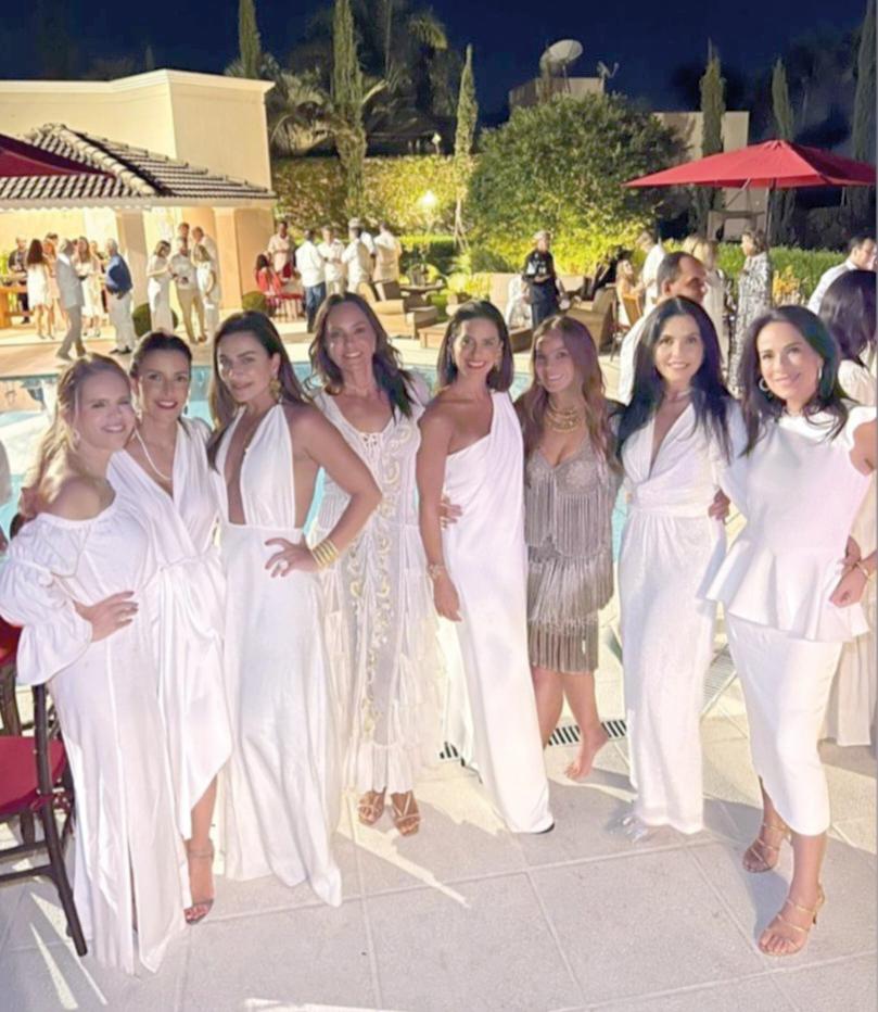 Amigas fashionistas do país inteiro vieram a Uberaba para o niver e a presentearam com uma bela jóia (Foto/Arquivo Pessoal)