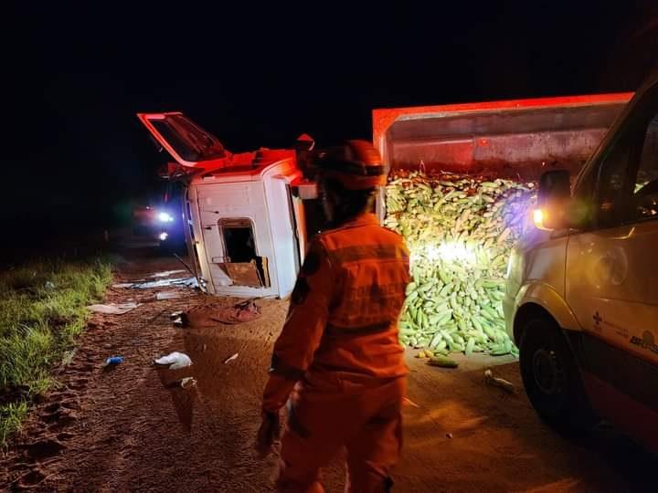 Caminhão ficou tombado à margem da pista e a carga de milho se espalhou e os bombeiros retiraram o condutor das ferragens   (Foto/Divulgação)