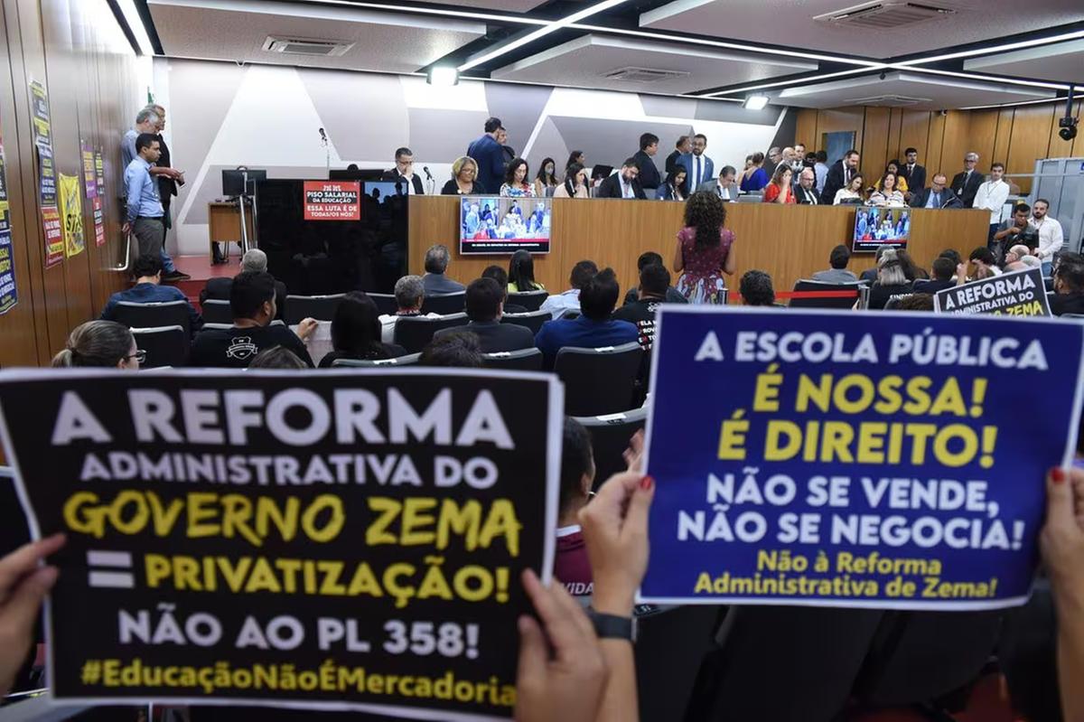 Servidores públicos protestaram contra a reforma administrativa durante audiência pública na ALMG nesta terça-feira (28) (Foto/Guilherme Bergamini/ALMG)