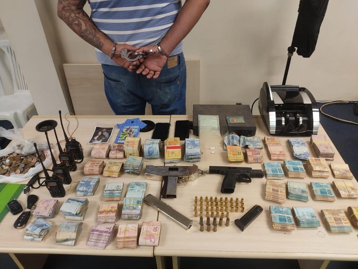 Todo armamento, dinheiro, drogas e demais materiais apreendidos foram levados à Delegacia da Polícia Civil  (Foto/Divulgação)