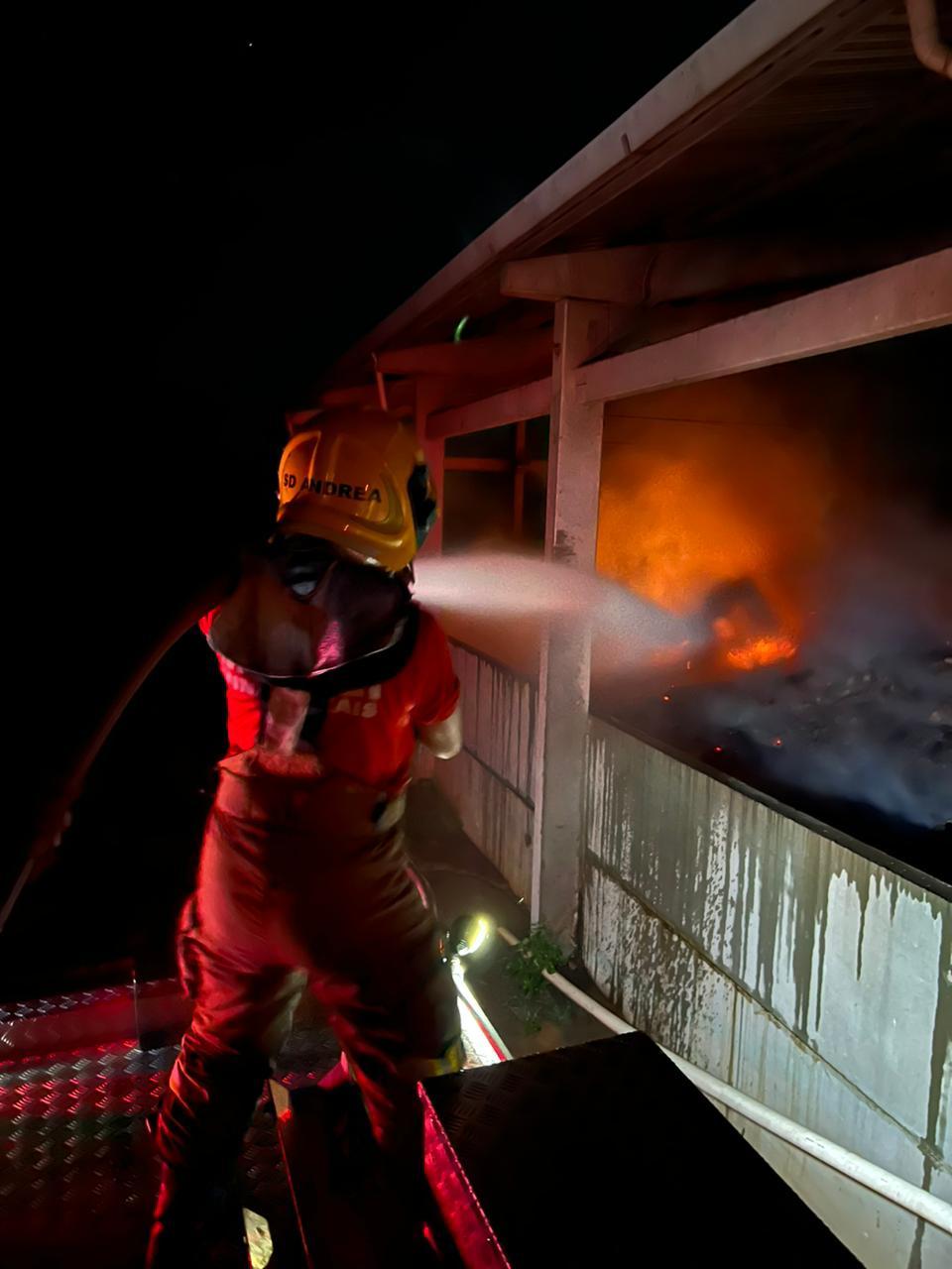 Militarem utilizaram cerca de 7.500 litros de água para conter as chamas (Foto/Divulgação/Corpo de Bombeiros)