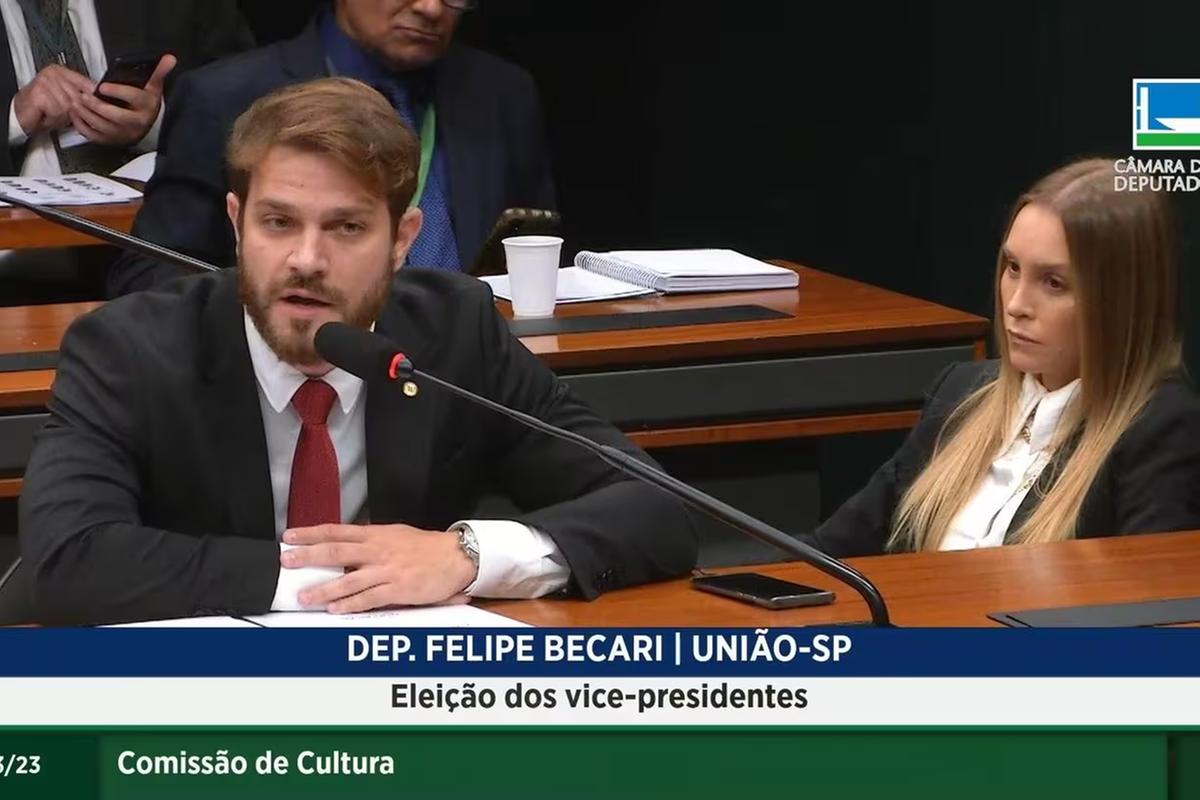 A ex-BBB Carla Diaz ao lado do noivo, o deputado Felipe Becari (União Brasil-SP) (Foto/Reprodução/TV Senado)