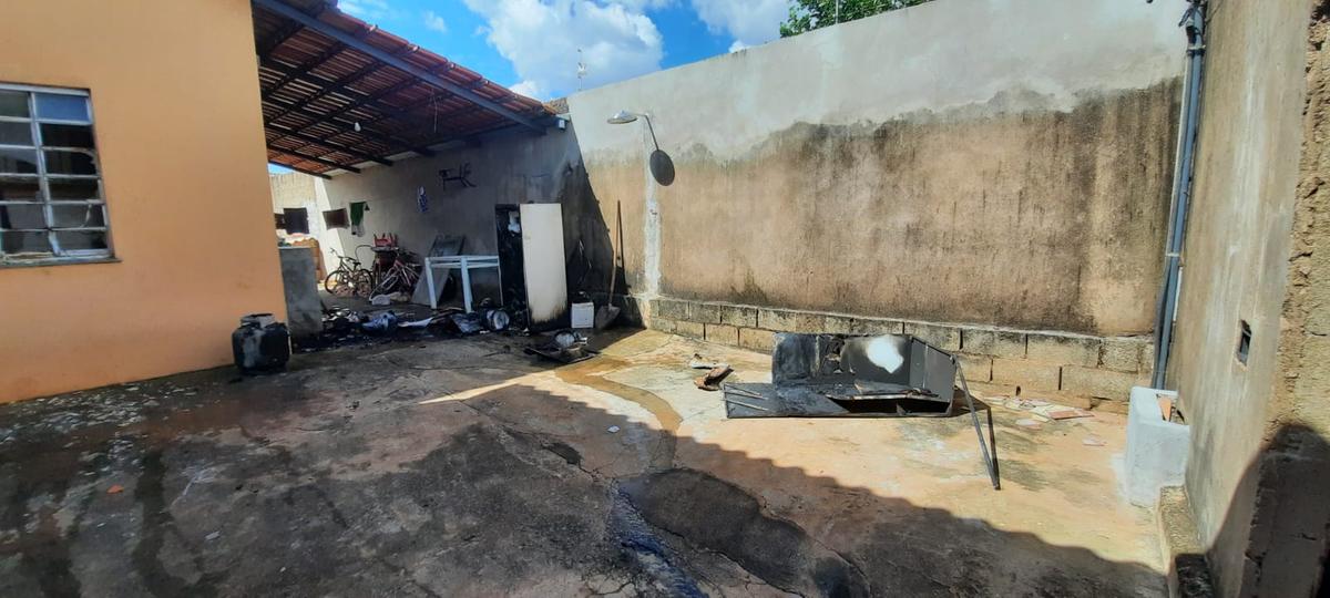 As chamas destruíram geladeira, fogão, micro-ondas, armário e parte do teto de PVC e causou danos na rede elétrica  (Foto/Divilgação)