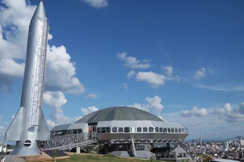 Memorial do ET é uma das obras alusivas à suposta aparição extraterrestre em Varginha (Foto/Prefeitura de Varginha/Reprodução)