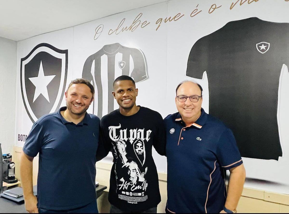 Junior Santos entre André Mazzuco e Edivaldo Ferraz (Foto/Botafogo)