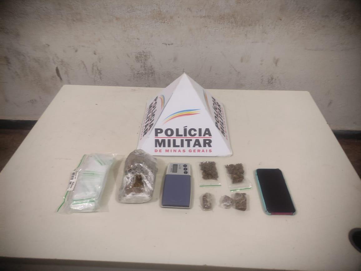 Drogas e demais materiais relacionados ao tráfico, localizados na casa do bairro Antônio Caiado (Foto/Divulgação)