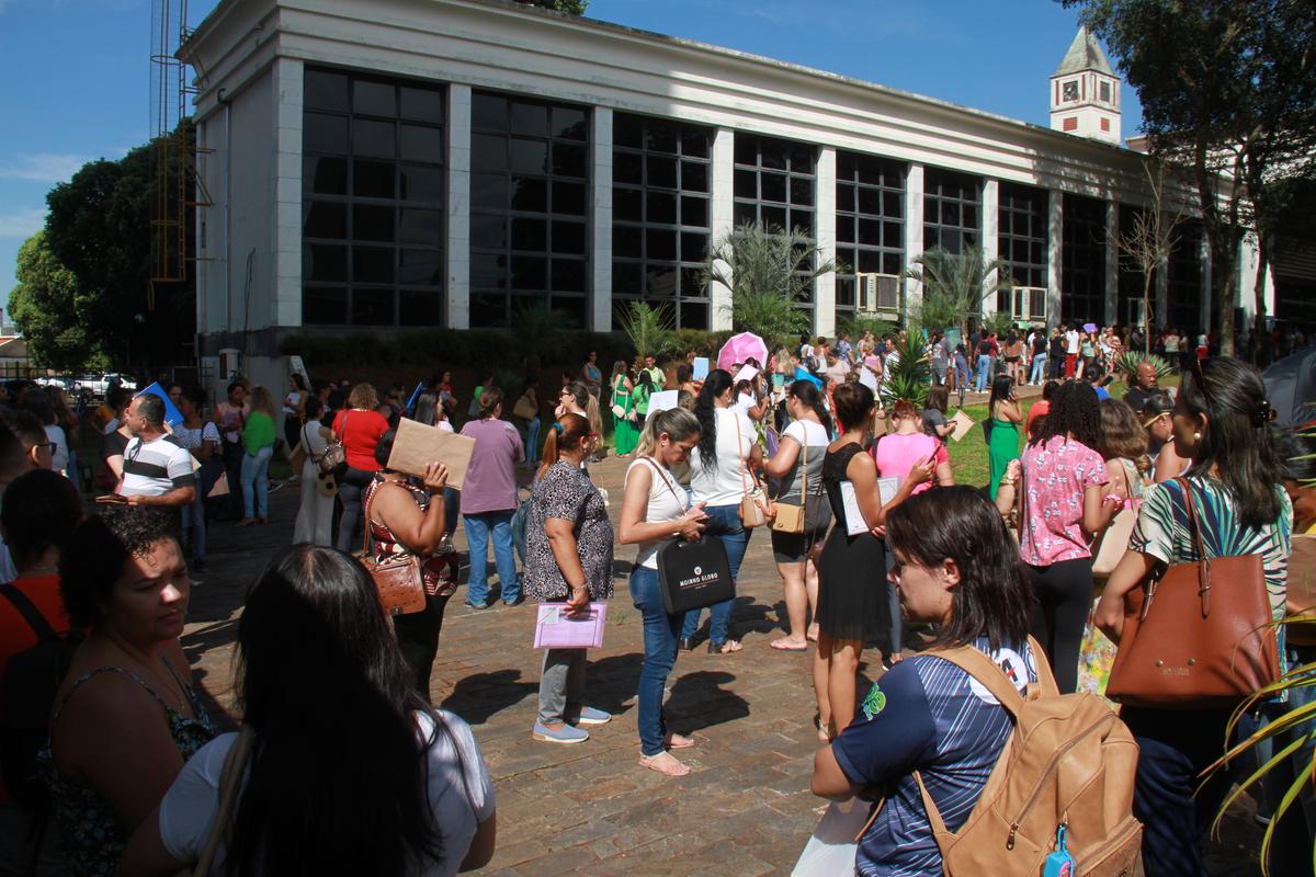 Enormes filas se formaram no Centro Administrativo na manhã de ontem para entrega de documentação em processo seletivo da Educação (Foto/Jairo Chagas)