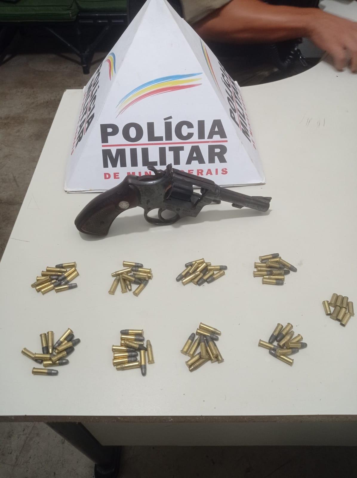 Estre outras armas localizadas na fazenda onde o vaqueiro trabalha estava o revólver 22 sem registro, o que lhe rendeu a prisão (Foto/Divulgação)