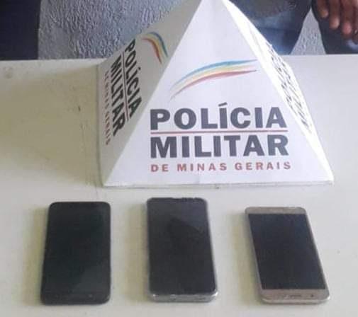 Os três celulares que se encontravam com os autores, que estariam a serviço do ex-companheiro da vítima, foram apreendidos (Foto/Divulgação)