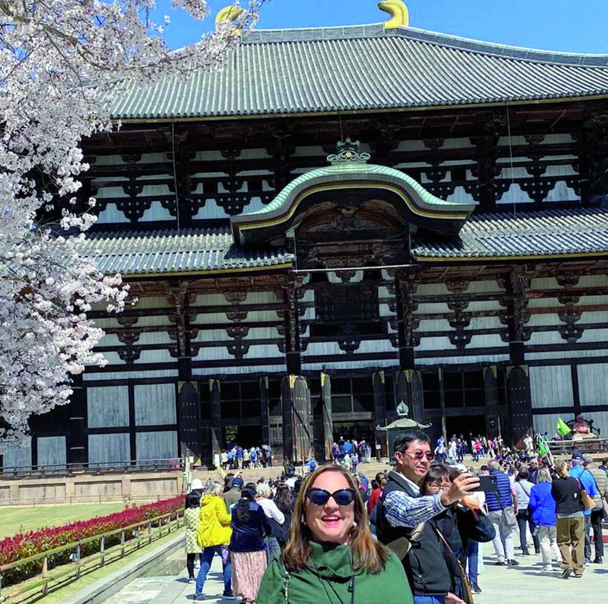 Sempre querida, Meg Andrade maravilhada com o auge da cherry blossom, no Japão. Que viagem incrível! (Foto/Divulgação)