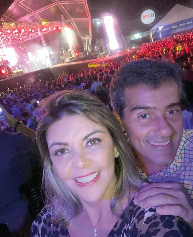 Flavinho Bernardes, dinâmico diretor no Jockey Uberaba, ao lado da sua sempre bela esposa Renata Junqueira, nas comemorações de seus cinquentinha, dia 31. Felicidades!!! (Foto/Divulgação)