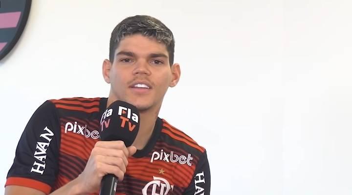 Ayrton Lucas foi o nome do jogo. O lateral virou atacante nas mãos de Vitor Pereira (Foto/FLA TV)