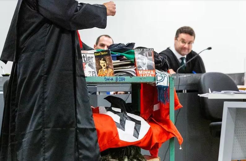 Durante o julgamento de Leandro Maurício Patino Braun, em Porto Alegre (RS), promotor mostrou material nazista apreendido na casa dos réus (Foto/Juliano Verardi/TJRS)