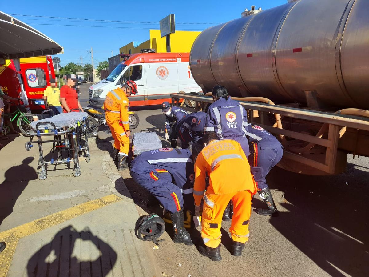 Corpo de Bombeiros e Samu prestaram os primeiros socorros ao motociclista acidentado (Foto/Divulgação Corpo de Bombeiros)