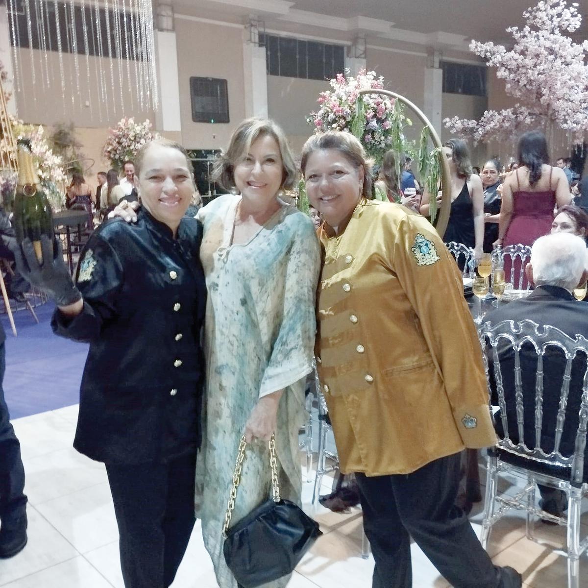 Rose Mary Nunes e Heloísa Pereira ladeando a querida Elaine Duarte, representam a equipe impecável do Cristal Garden, um presente do mega empresário Rodrigo Magalhães para Uberaba (Foto/Arquivo Pessoal)