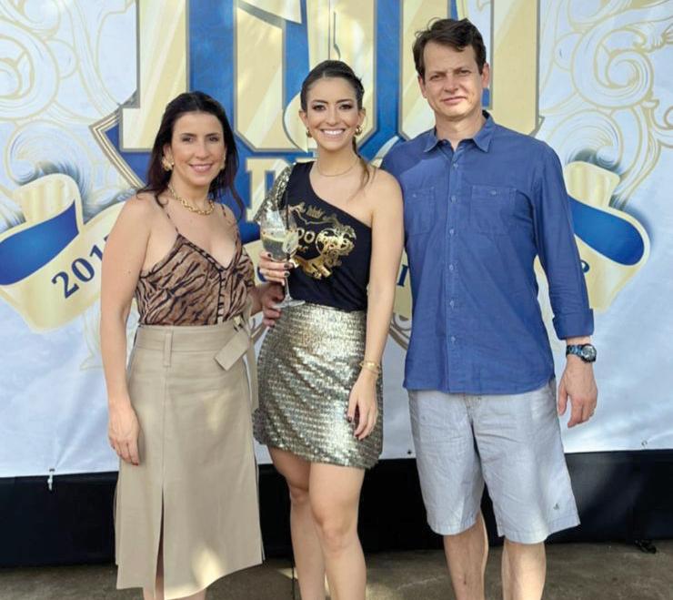 Neste fim de semana os queridos Marília Cecílio e Alex Ferreira celebraram a formatura de medicina da filha Isabella Cecílio, que daqui a alguns dias, se tornará a mais nova médica da família (Foto/Arquivo Pessoal)