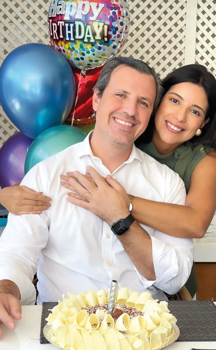 Competente e super querido, Fernando Misson completou mais um ano de vida e celebrou a data em família, na foto com a esposa Marília Brasil Misson (Foto/Arquivo Pessoal)