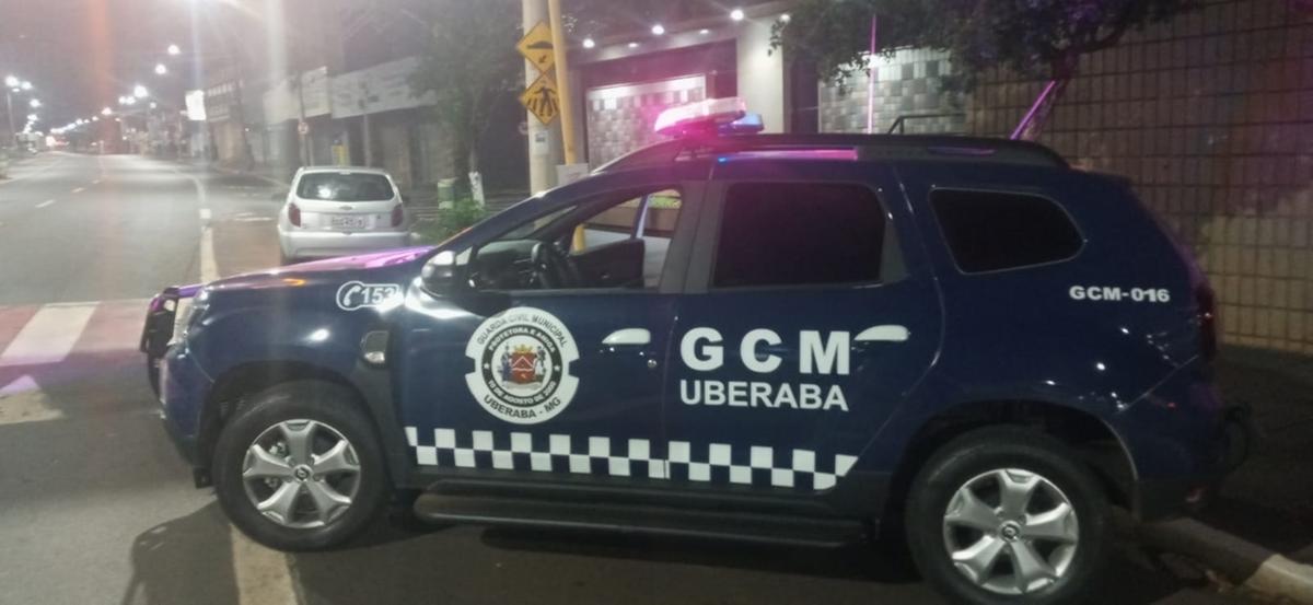 Guarda Civil interceptou o Celta na avenida Doutor Fidélis Reis, após o condutor promover direção perigosa  (Foto/Divulgação)