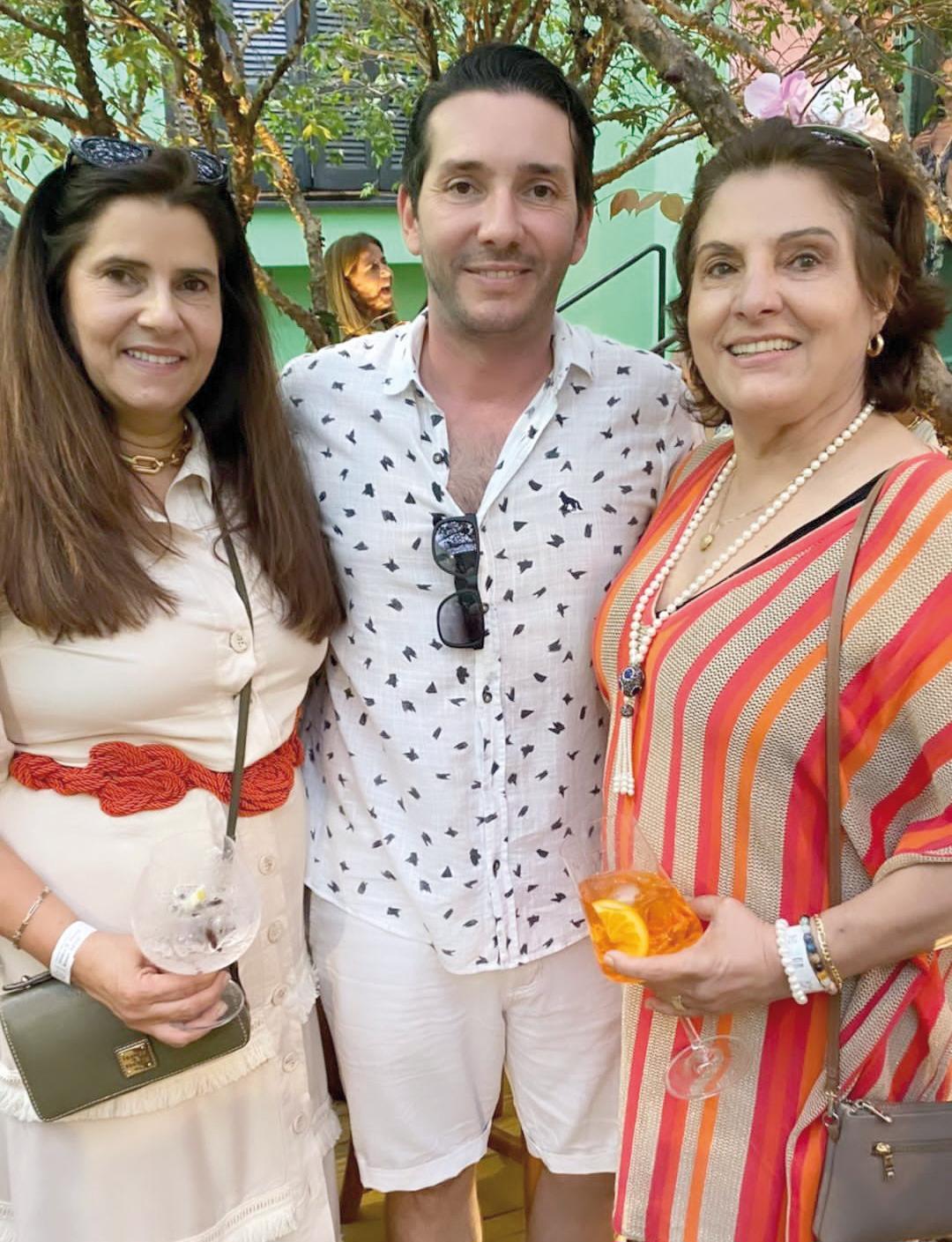 Festejado Alexandre Assumpção com suas tias Ana Paula Vilela e Rosângela Espírito Santo em recente tarde de moda, drinks e glamour (Foto/Arquivo Pessoal)