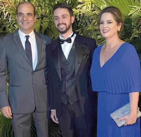 Leonardo Marchesi Sabino Borges em festa de formatura, com seus pais Luís Gustavo e Ana Paula (Foto/Arquivo Pessoal)