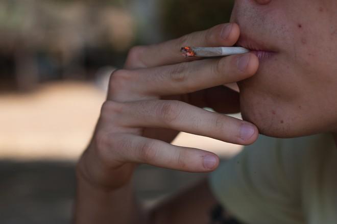 Pessoa fumando cigarro de maconha (Foto/Ilustrativa)