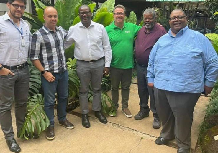 Comitiva composta de africanos, acompanhada pelo diretor institucional do Centro Internacional de Inovação e Transferência de Tecnologia Agropecuária, Sinfrônio Júnior, esteve na Uniube  (Foto/Divulgação)