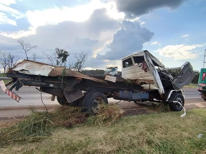 O caminhão, sem controle, atravessou o canteiro central da 050, percorreu trecho na contramão e caiu em ribanceira  (Foto/Divulgação)