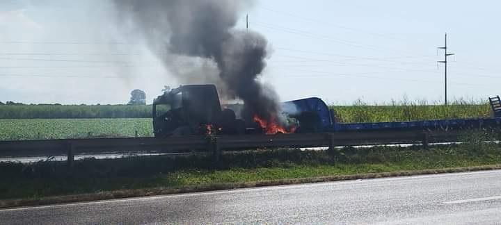 As chamas tomaram conta do cavalo mecânico e destruíram a carreta, mas ninguém ficou ferido  (Foto/Divulgação)