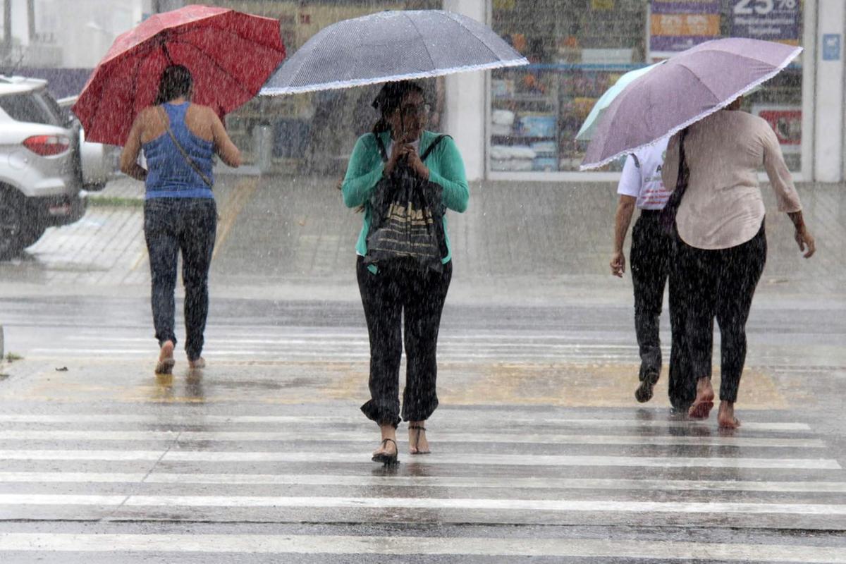 Pessoas andando na chuva (Foto/Ilustrativa)